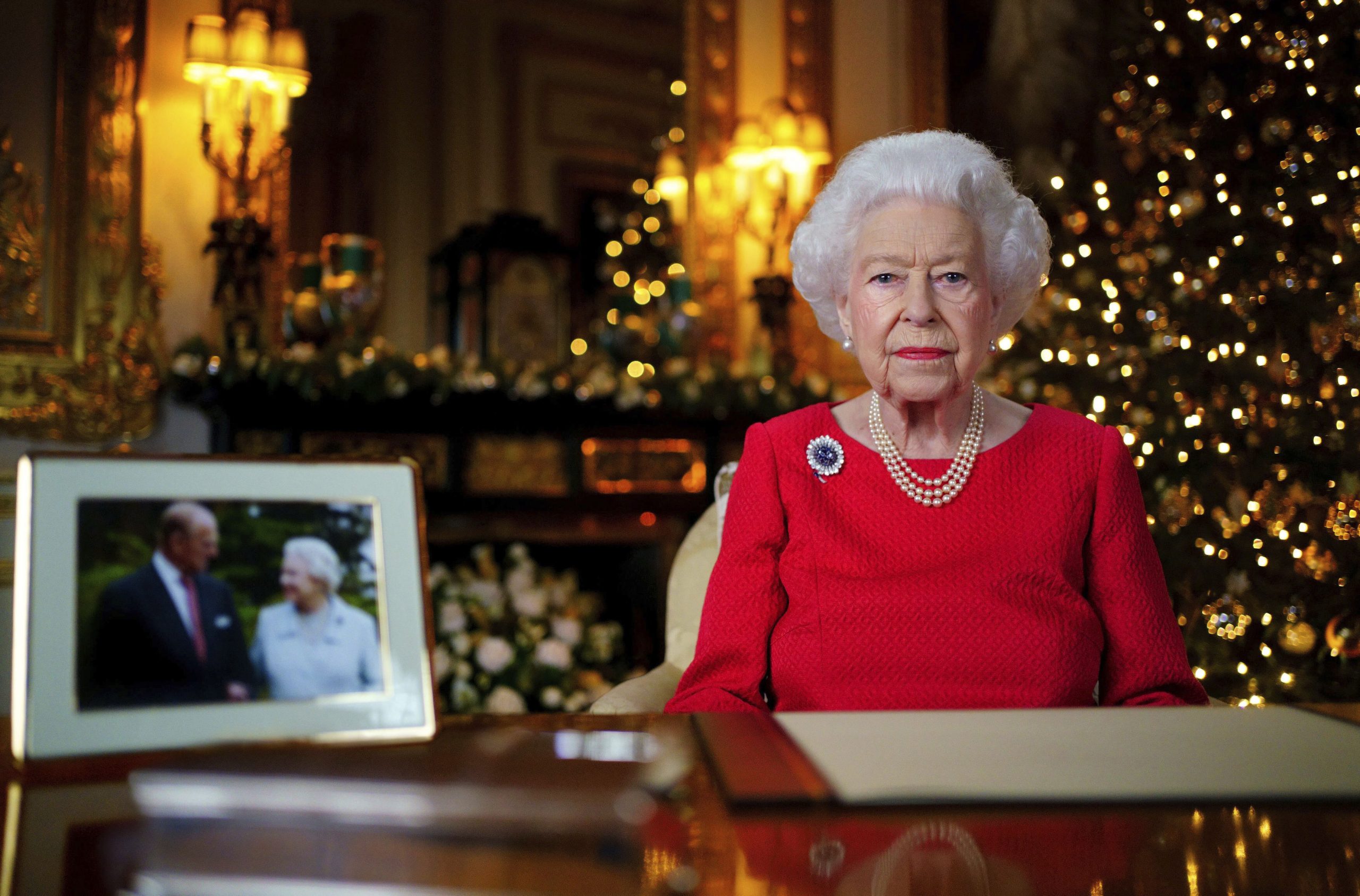 看世界)菲臘親王離世後首讀聖誕文告 英女王身旁放慶鑽婚合照戴當時胸針