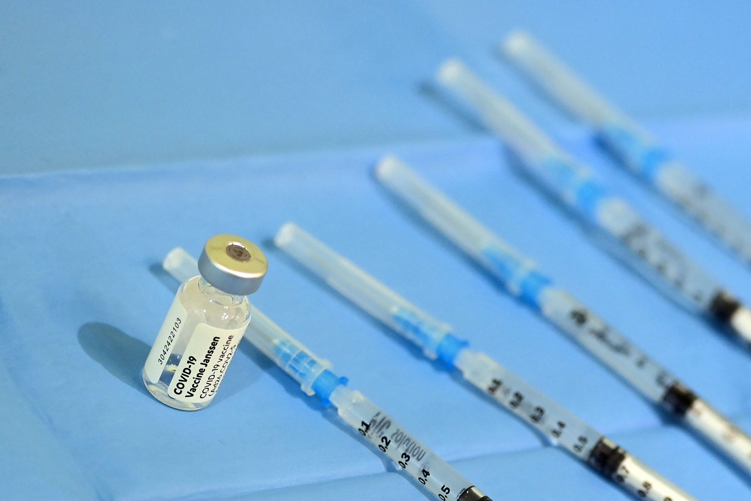 英国新增8.8万例确诊连创两天新高 美国专家不推荐庄生疫苗