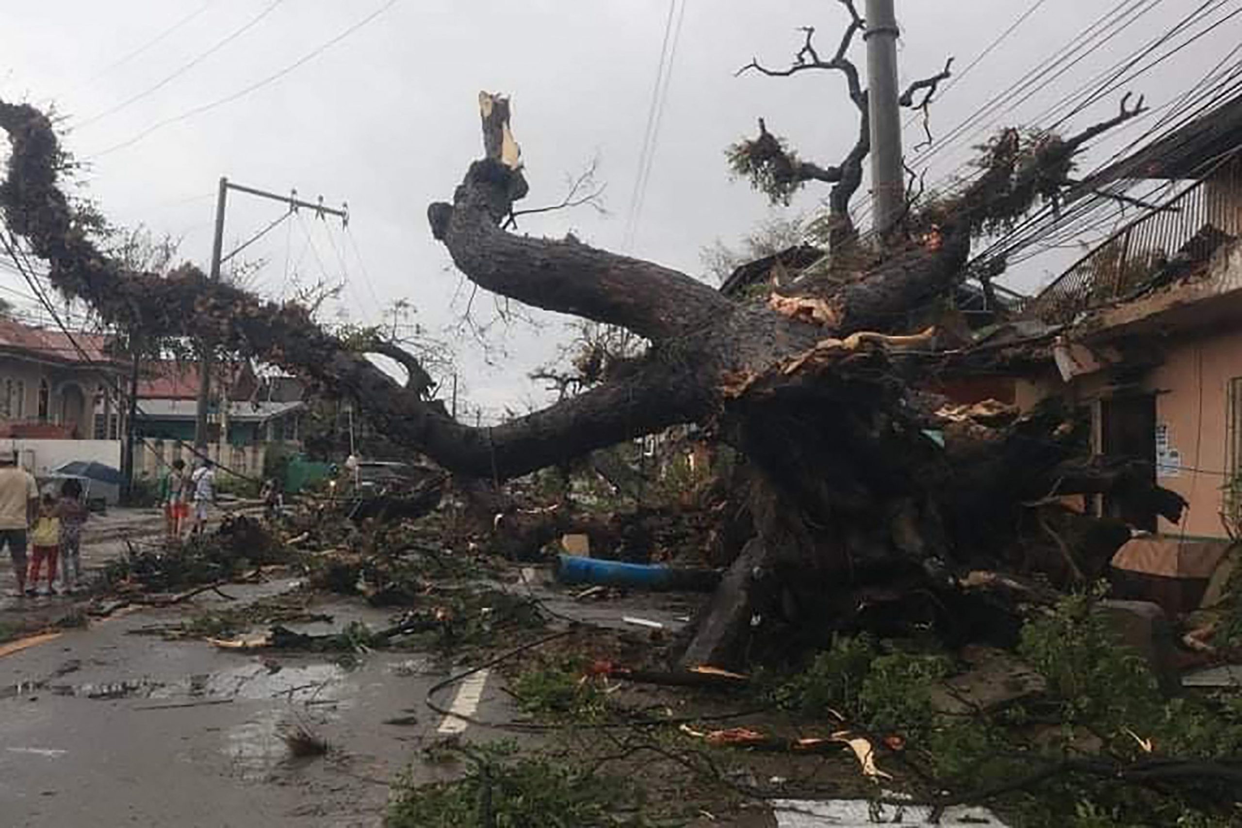 菲律宾／强台风造成至少一人死亡 超过30万人离家避难