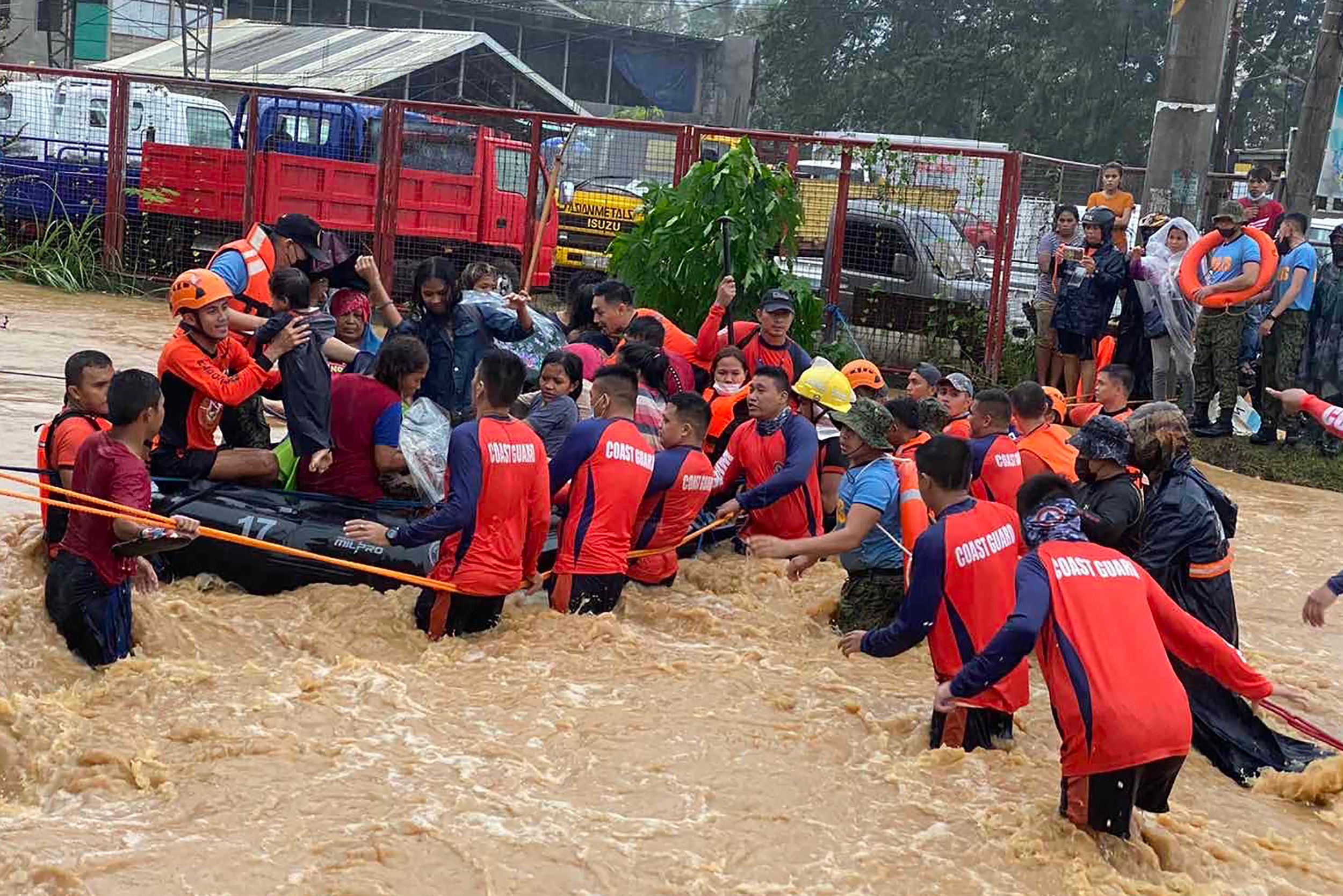 菲律宾／强台风造成至少一人死亡 超过30万人离家避难