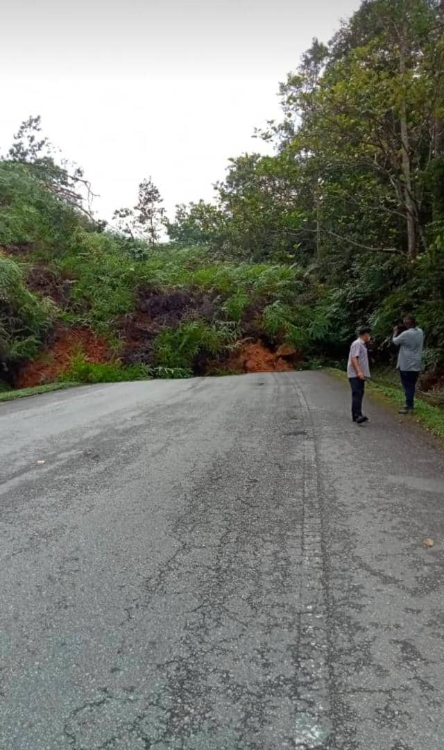 金马仑往新邦波赖路土崩交通中断 山泥压车司机受困车中