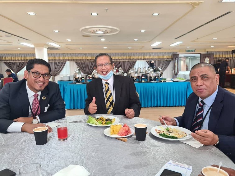 霹州议会同桌用餐 三代大臣同框