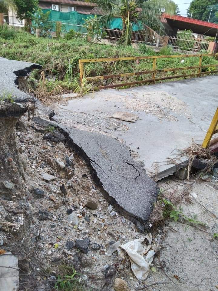 霹／和丰林玛班映新村通往亲善花园的桥樑因豪雨导致崩塌