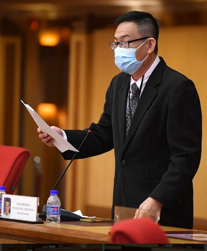 霹：梁卓经在州议会参与辩论2022年财政预算案