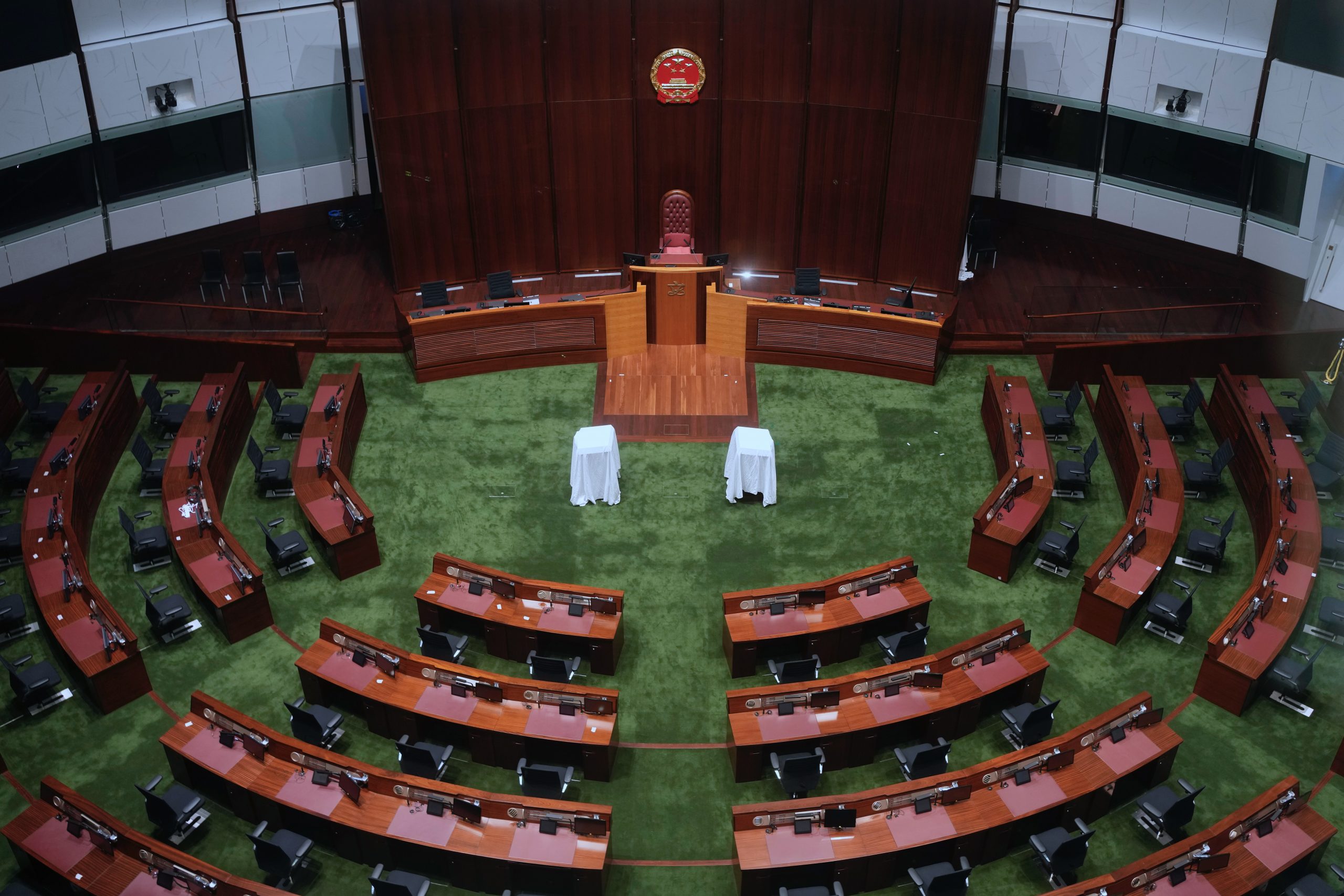 香港立法会会议厅撤区徽改挂中国国徽