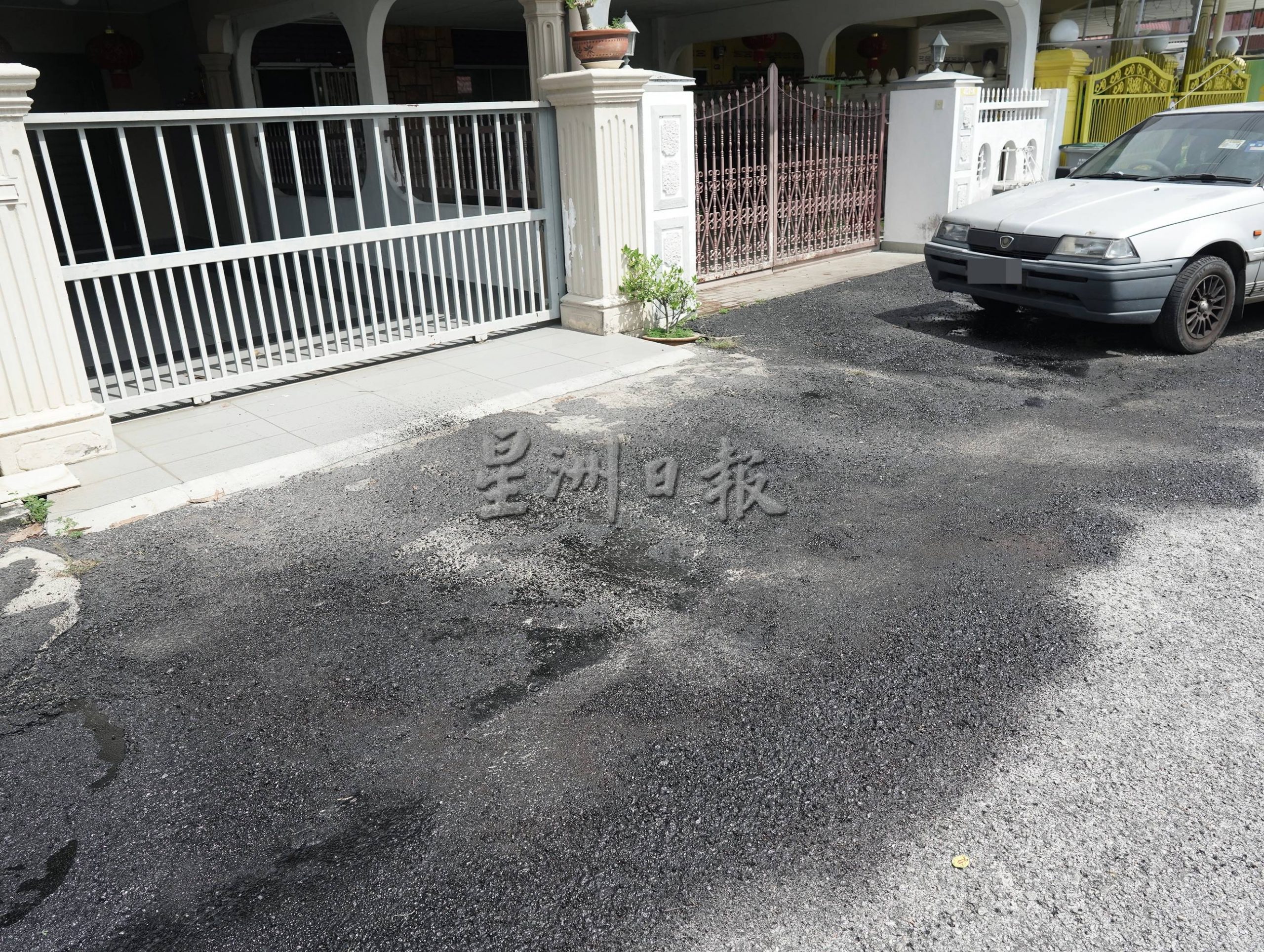 （古城版）第三期葛南格花园重铺道路，刘志俍呼吁移开车子让工程顺利进行