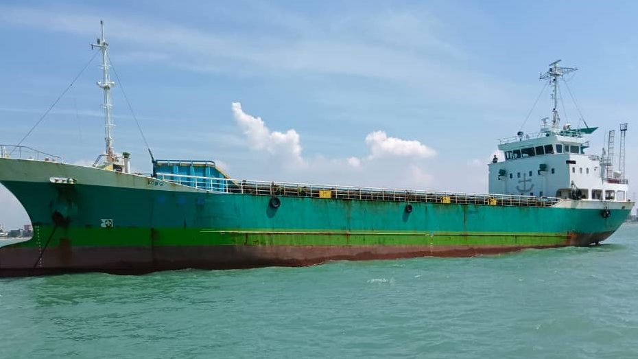 货船违法停泊槟海域 连人带船遭扣查