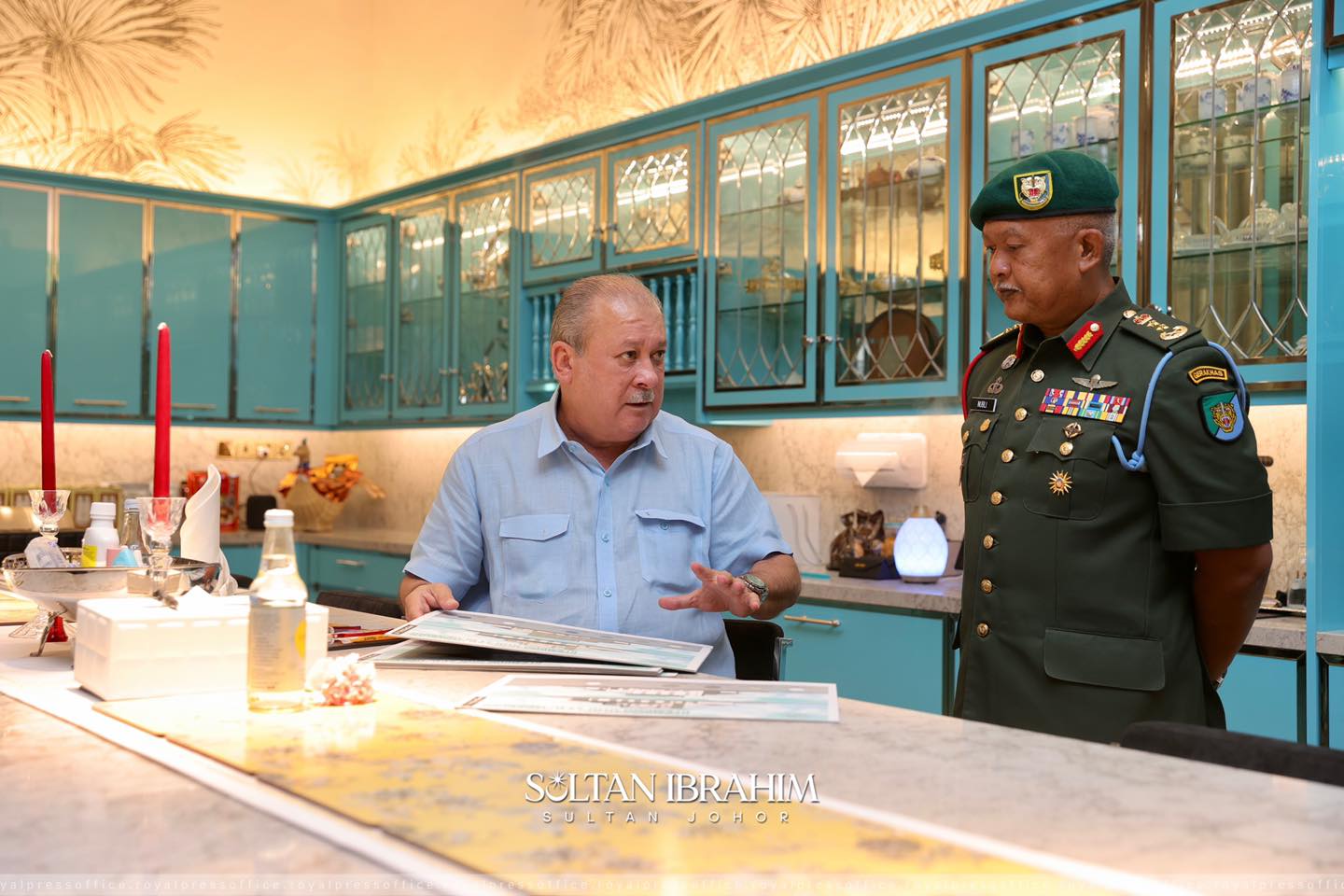 （已签发）柔：柔苏丹接见陆军特种部队指挥官  聆听丰盛港军营建战斗潜水池进展