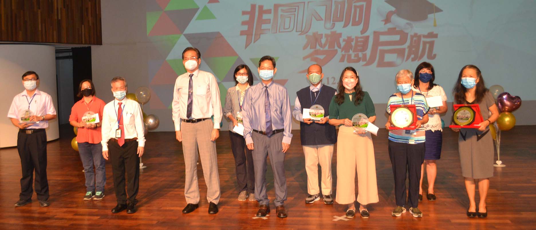 （已签发）柔：麻坡中化中学在疫情下举办毕业典礼，345名高三学生毕业