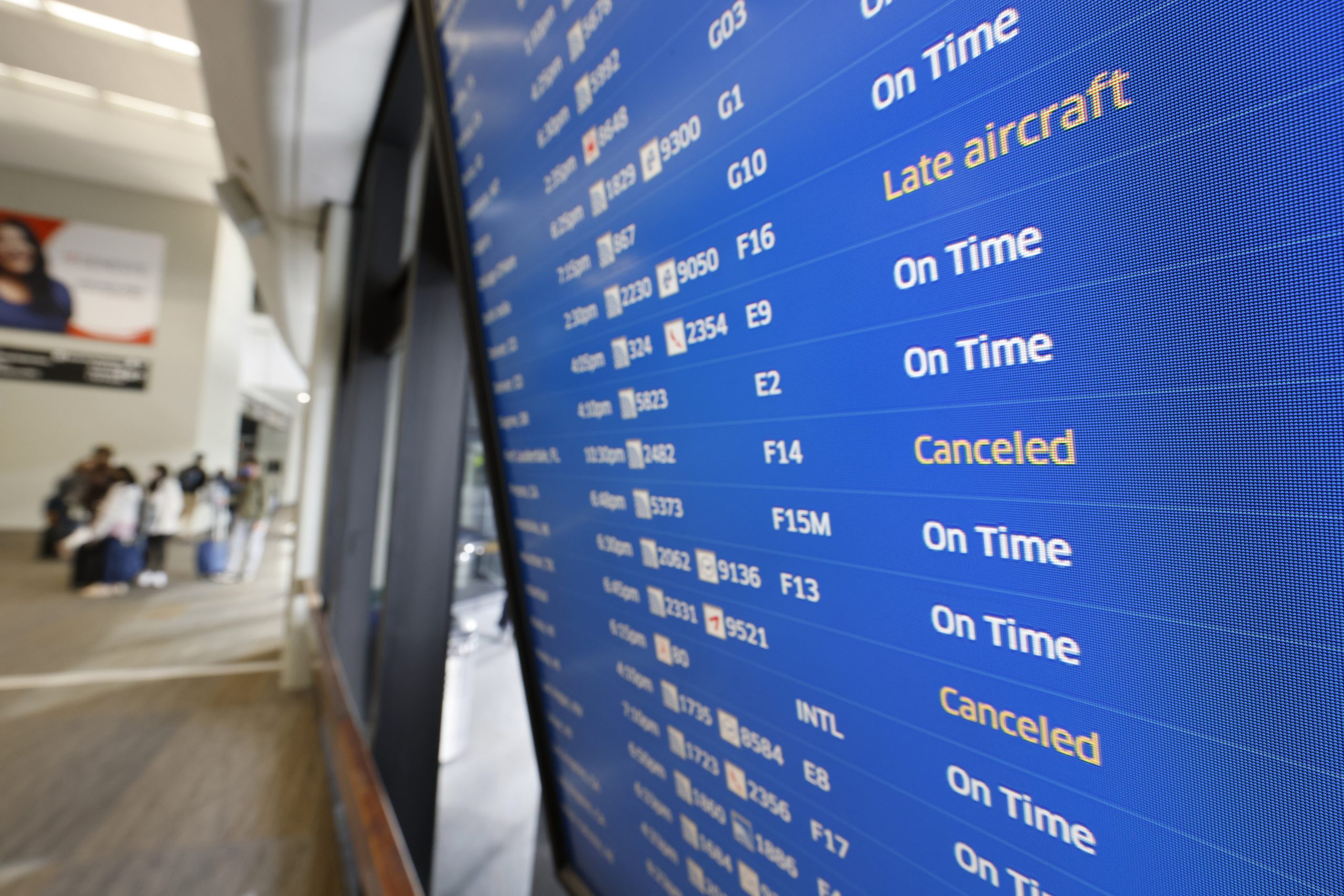 Omicron肆虐全球  8000圣诞航班取消