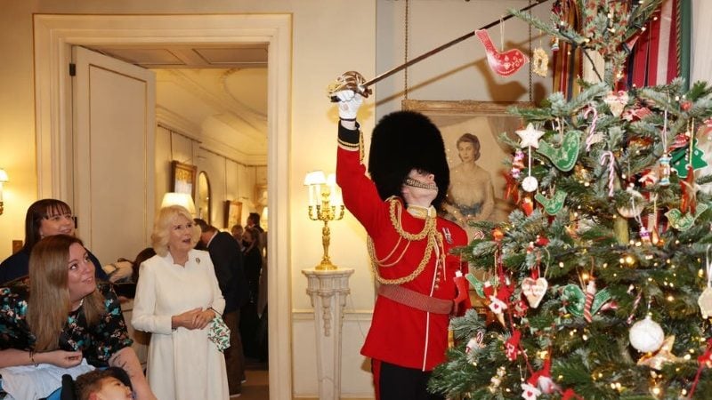 英公爵夫人卡米拉邀病童一起布置圣诞树