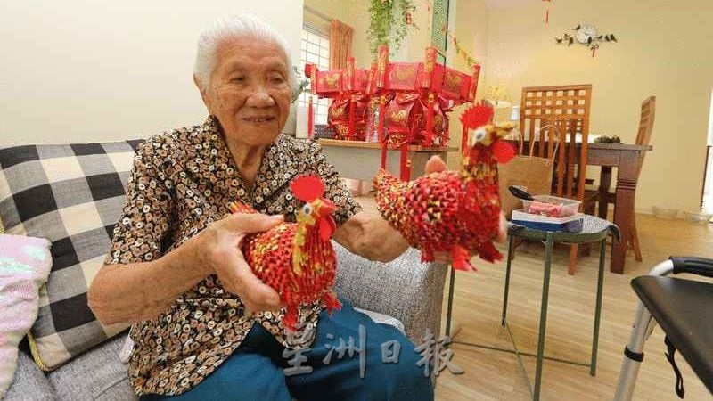 98岁阿嬷巧手製作 红包封变身年饰品