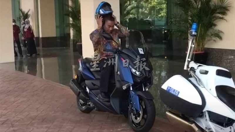 吉州大臣坐腻了官车 改骑摩托车上班