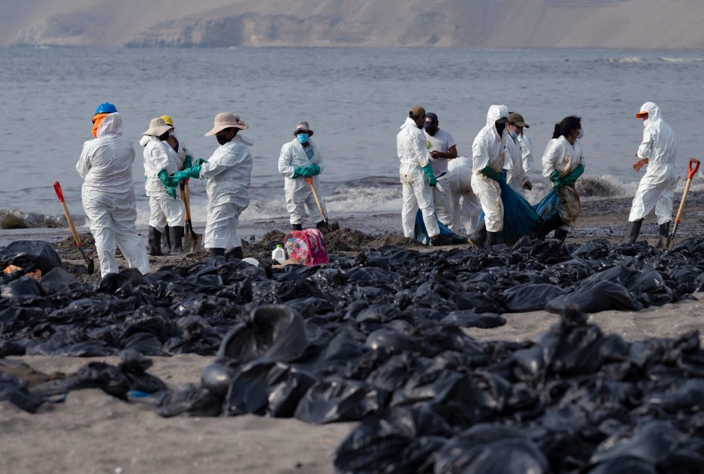 6千桶原油泄漏污染海滩 秘鲁宣布进入环境紧急状态