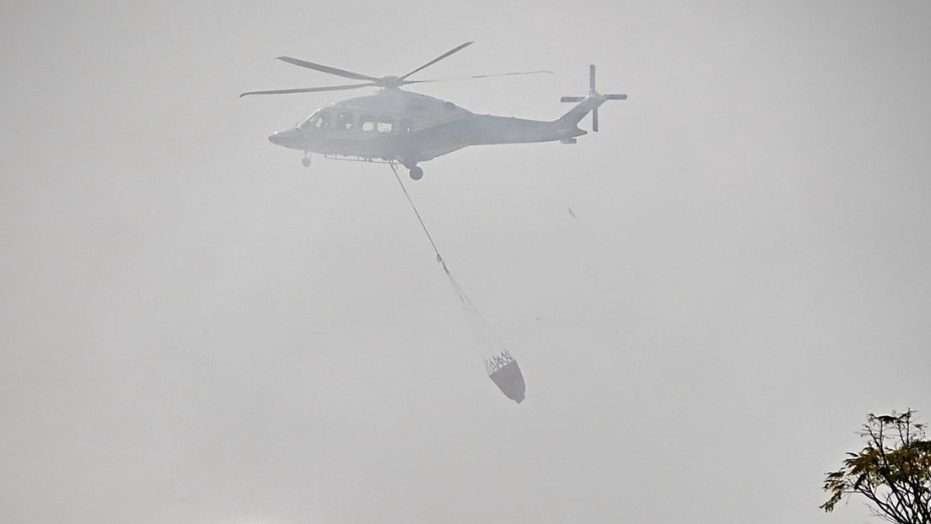 浮罗布隆垃圾场火患地底阴燃 2消防直升机空投水弹