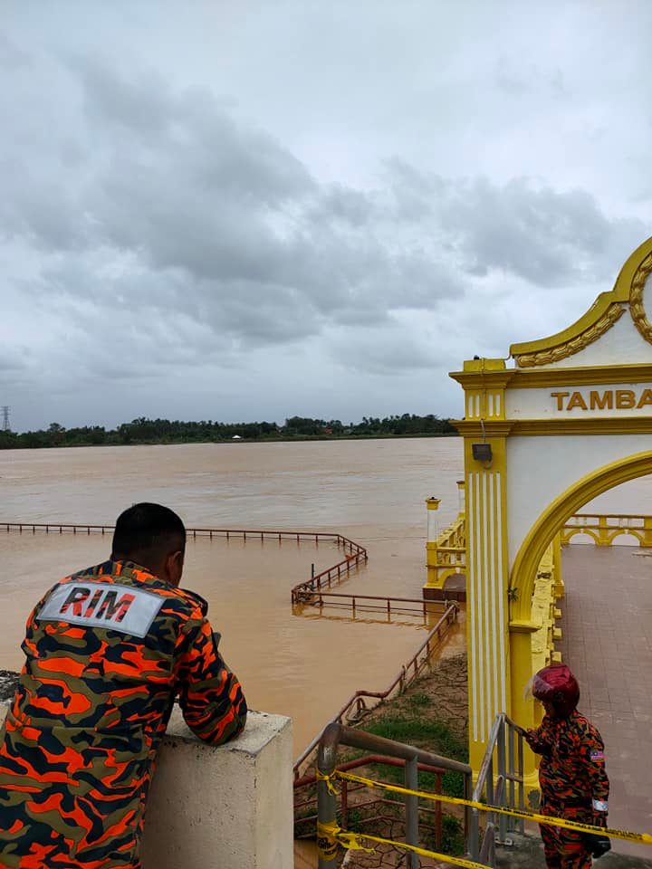 东：丹州上游河水已涌到哥打峇鲁丹江，市民集中在哥市皇家码头“观水相”。