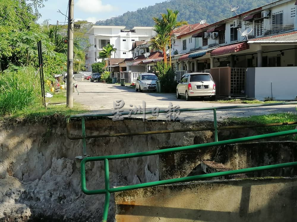 东：大沟渠坍塌范围扩大至道路，民宅安全岌岌可危。