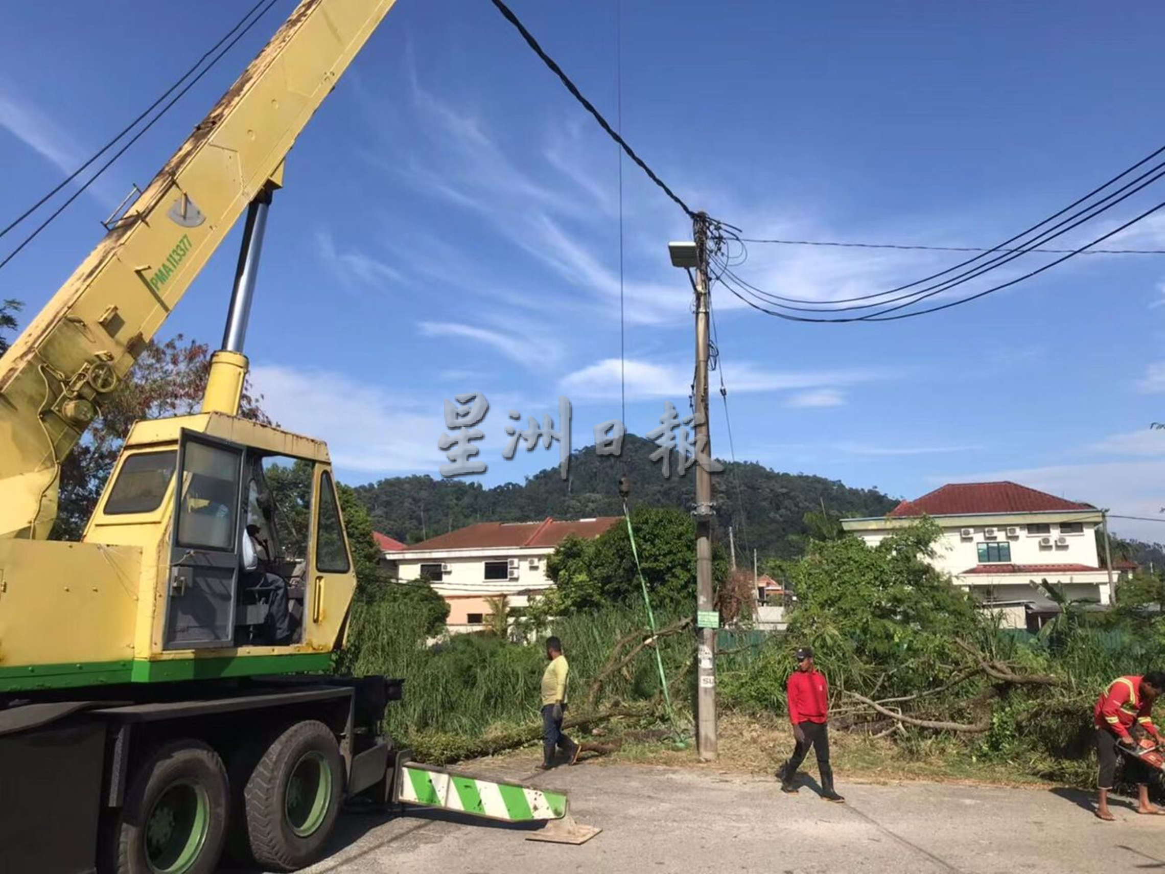 东：大沟渠坍塌范围扩大至道路，民宅安全岌岌可危。