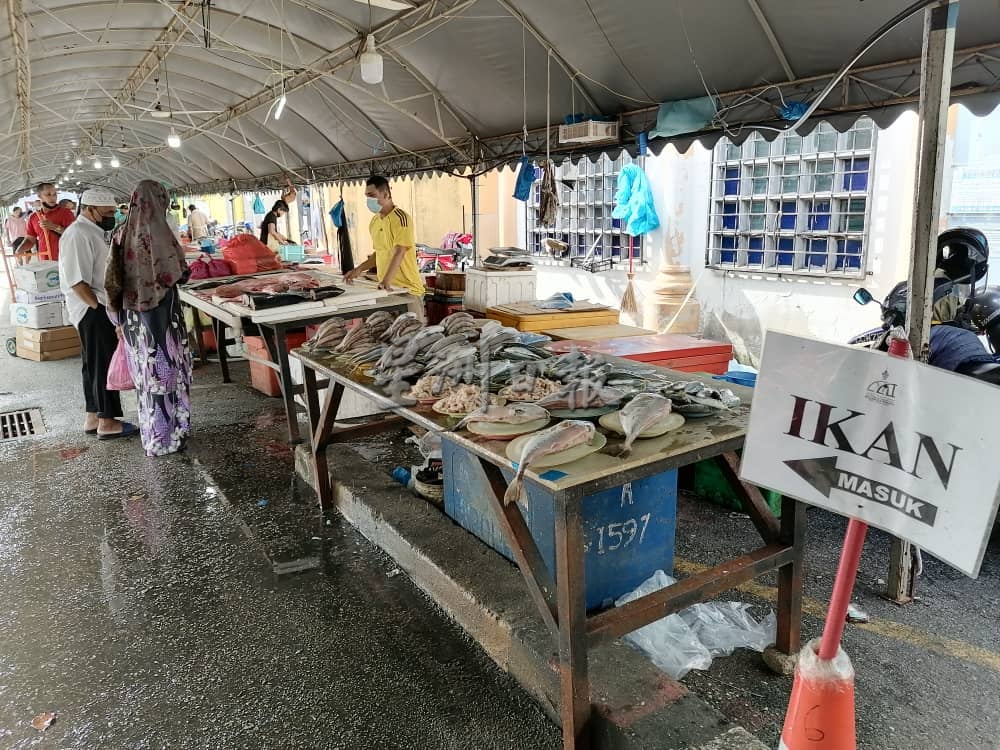 东：户外卖鱼营业有限，鱼贩盼望大巴刹渔市提升工程如期竣工。