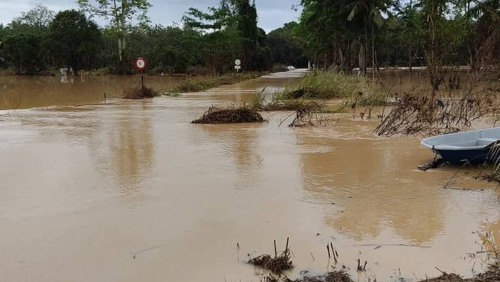 东：文德甲丹绒吉拉央低洼农地和大桥再度涨水被淹。