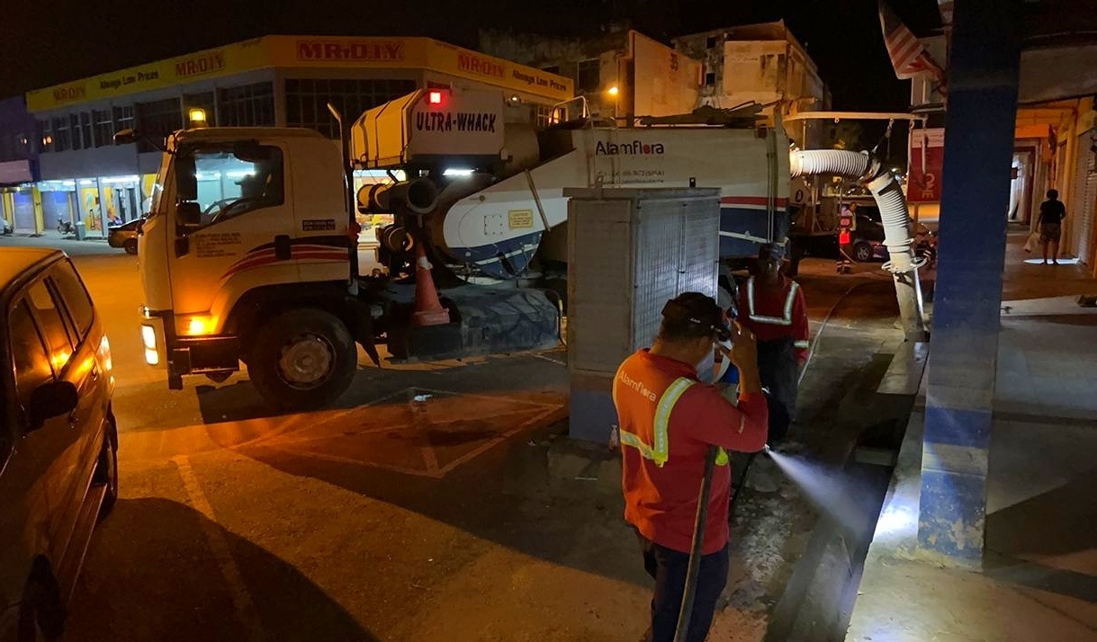 东：淡马鲁阿南弗拉公司赶在农历新年到来前，漏夜清理文德甲市区排水系统。