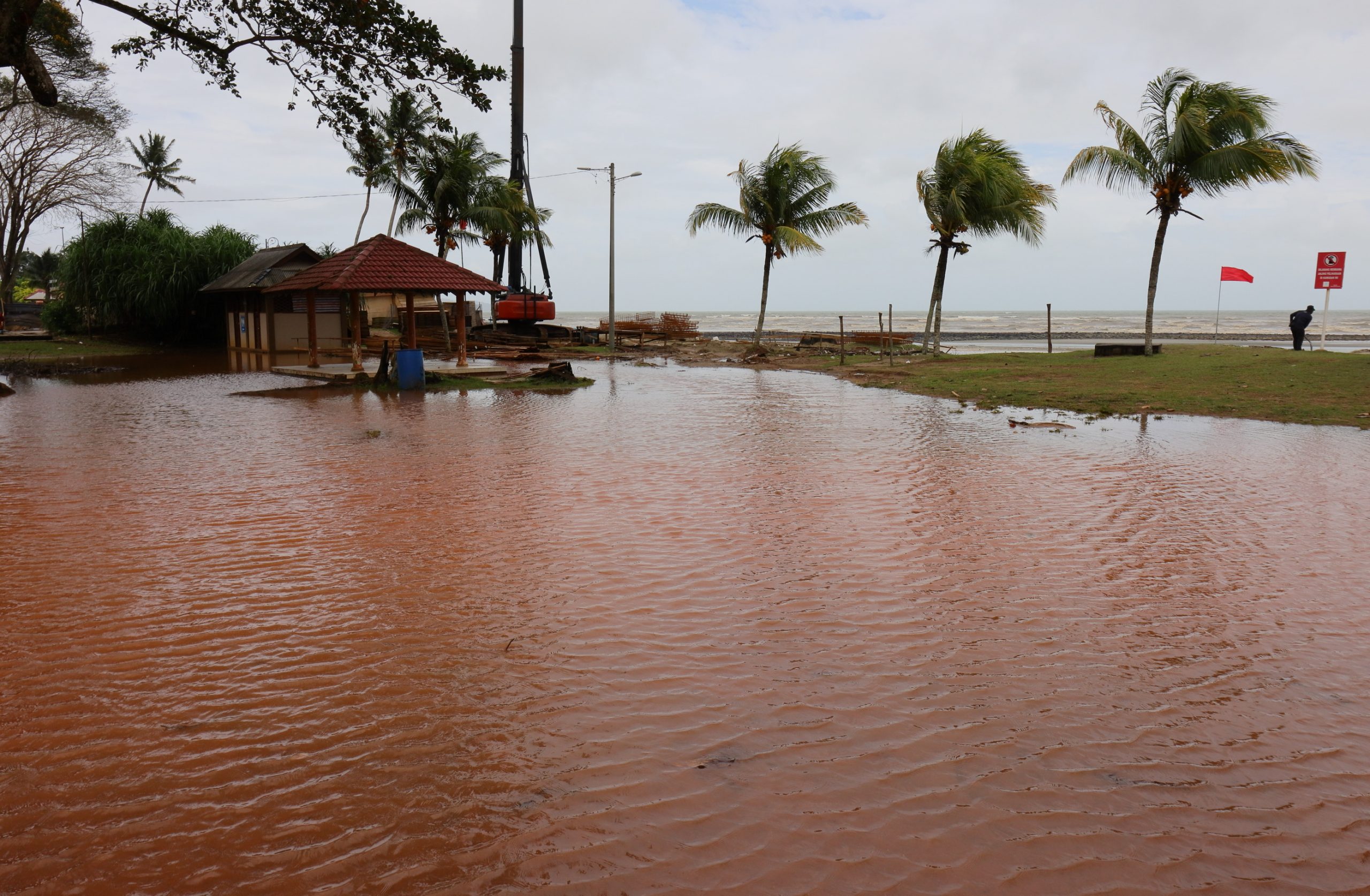 东：第二波水灾，关丹多处低洼区淹水。