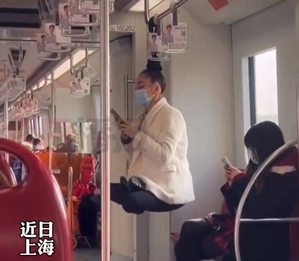 中国地铁出现武术大师？女靠头发「凌空盘坐滑手机」