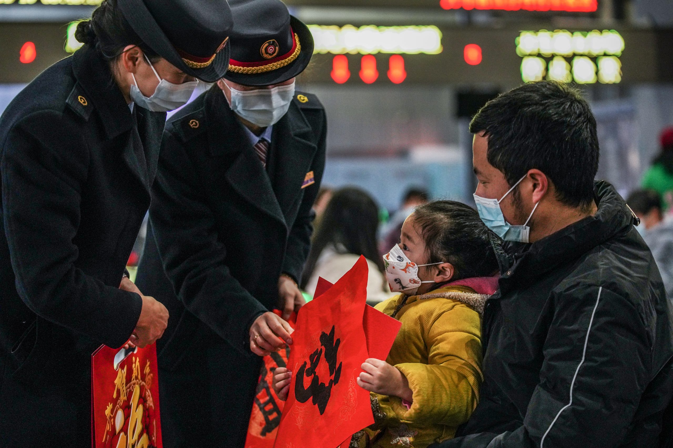 中国春节防疫不再“一刀切” 2022春运开跑人潮再现