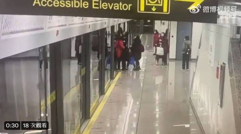 中国／上海地铁一老妇被月台门夹死