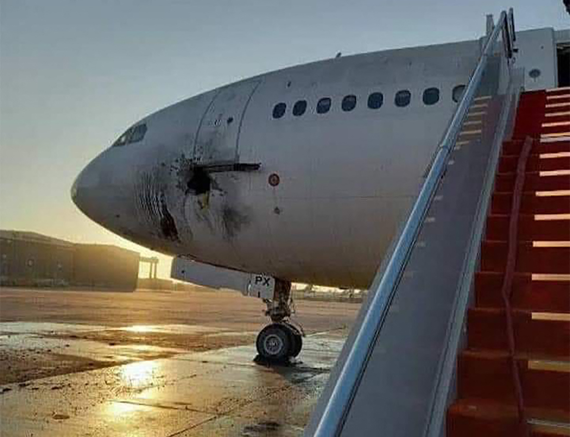 伊拉克／巴格达机场遭火箭弹袭击　飞机损坏