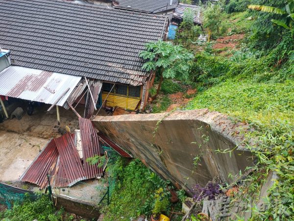 供FB／张聒翔：森州东部大雨或到3日，大家勿掉以轻心