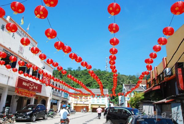 供FB／知知港大街高挂2600粒红灯笼，以年味冲淡灾区气氛 