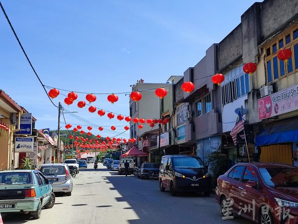 供FB／知知港大街高挂2600粒红灯笼，以年味冲淡灾区气氛 