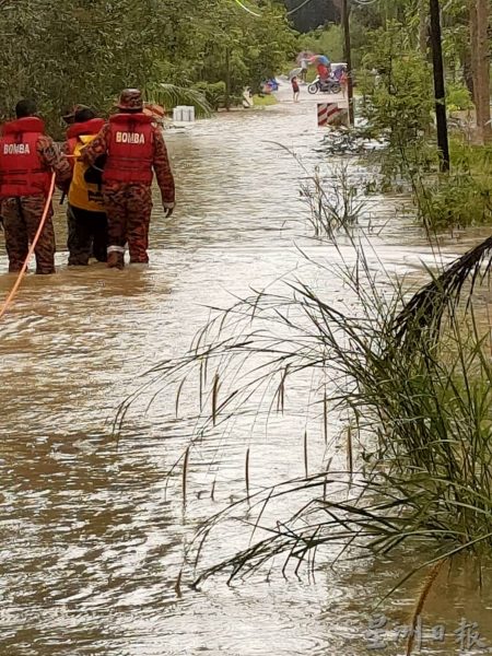 供FB／长命雨来袭，仁保榕吉C3村对外唯一道路淹没
