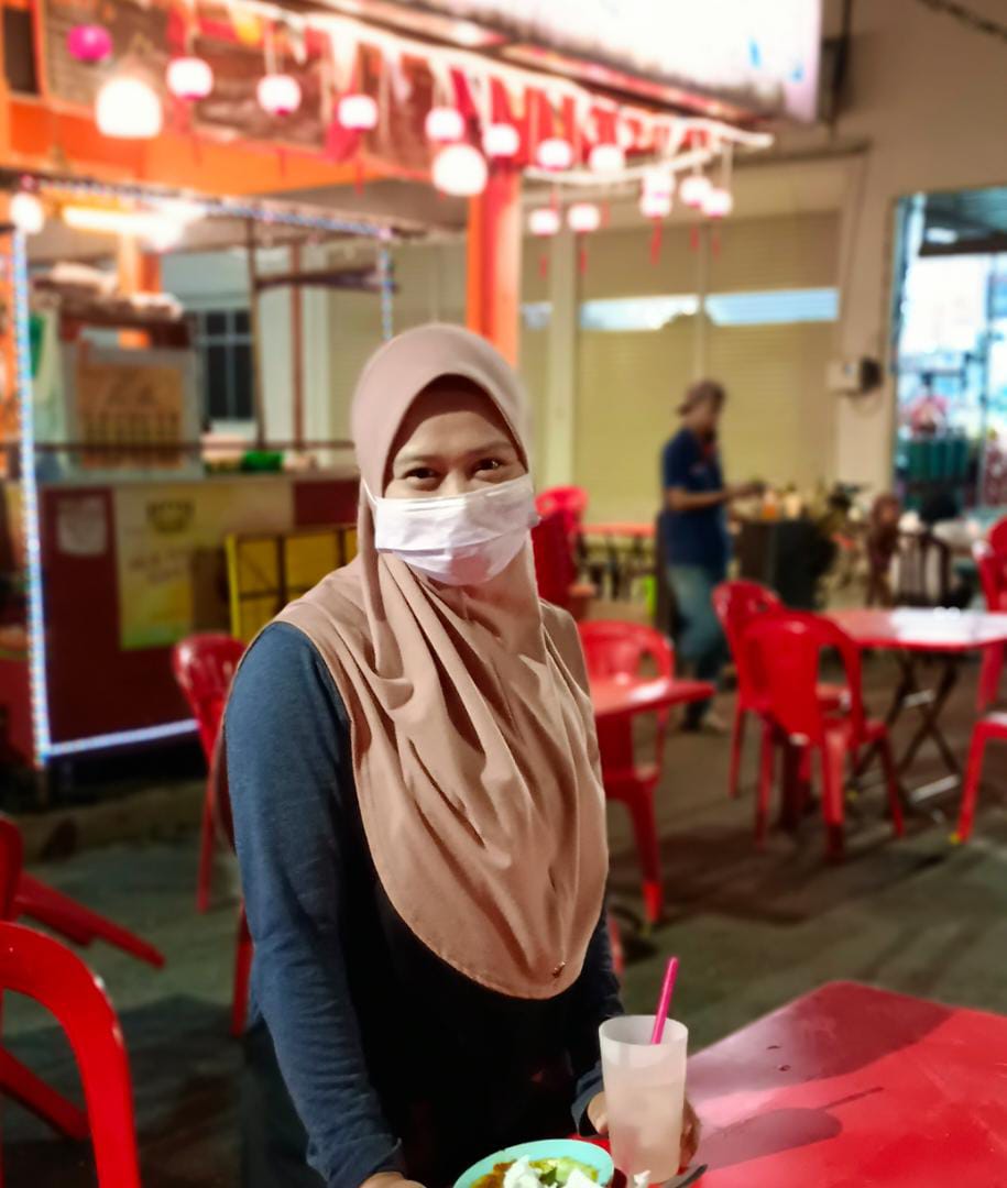 全国：暖势力：马来食店挂红灯笼促进华人新年气氛