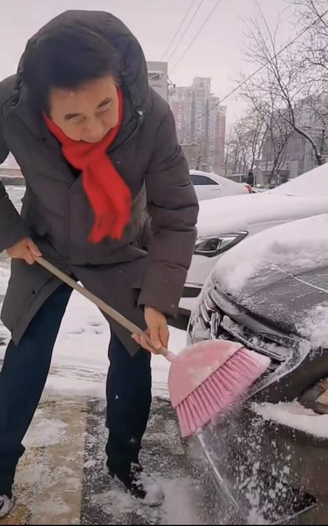 冯巩大雪天做公益惹争议  拿扫帚扫车被指刮坏车漆