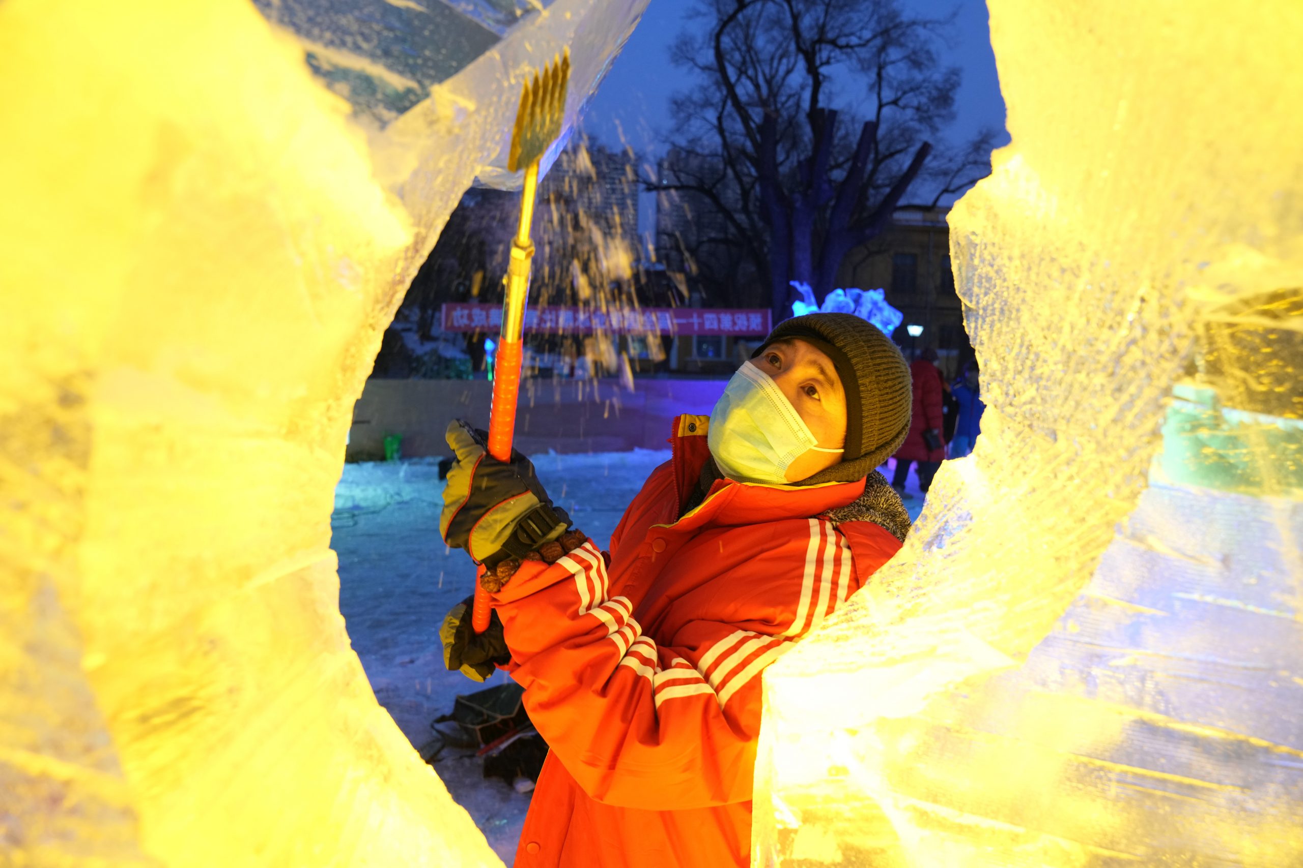 冰雕好手展“寒冬”之美 向2022北京冬奥献礼