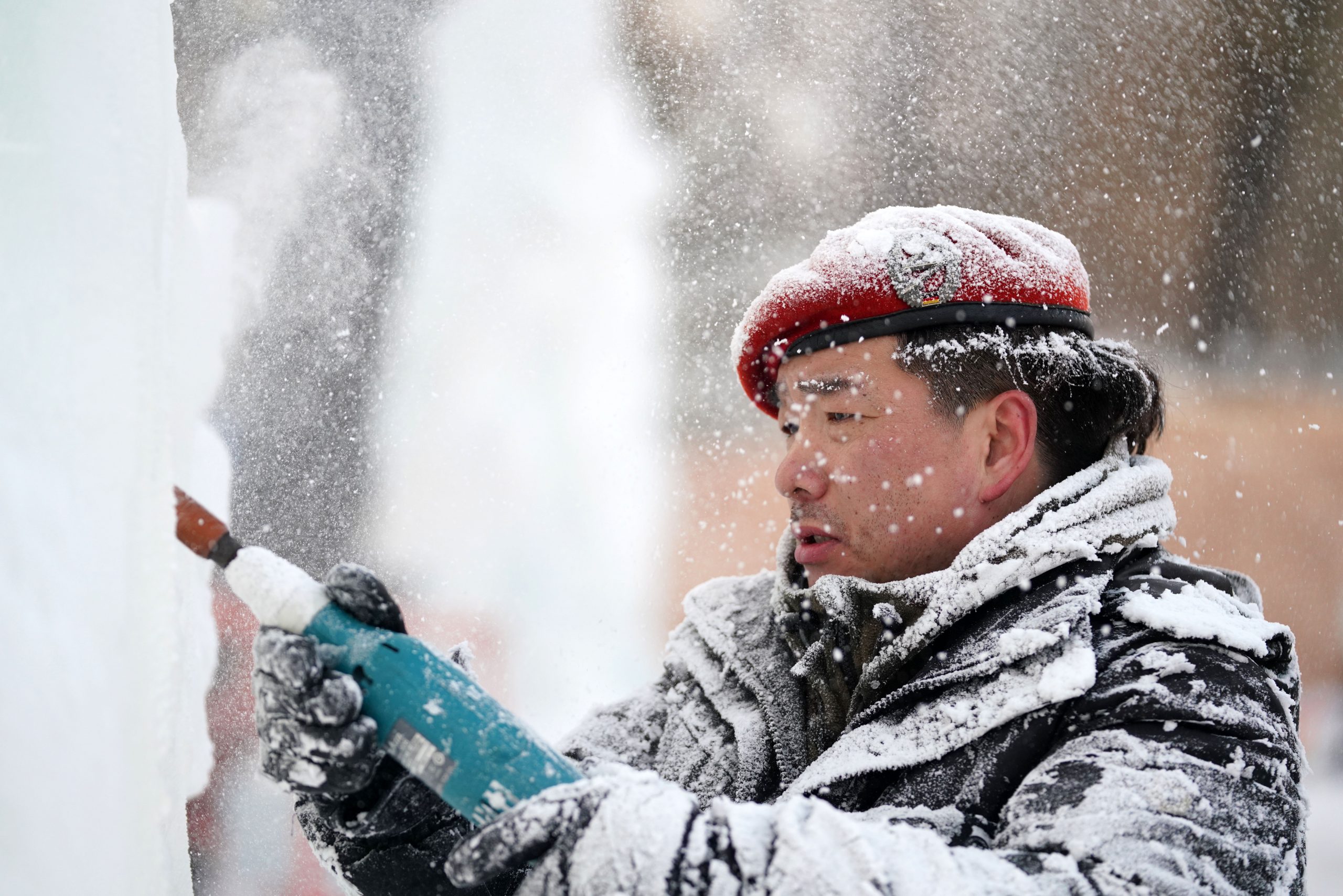 冰雕好手展“寒冬”之美 向2022北京冬奥献礼