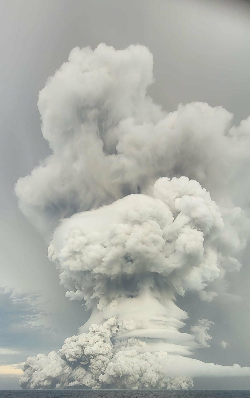 加图）火山喷发引发海啸　汤加全国发预警2
