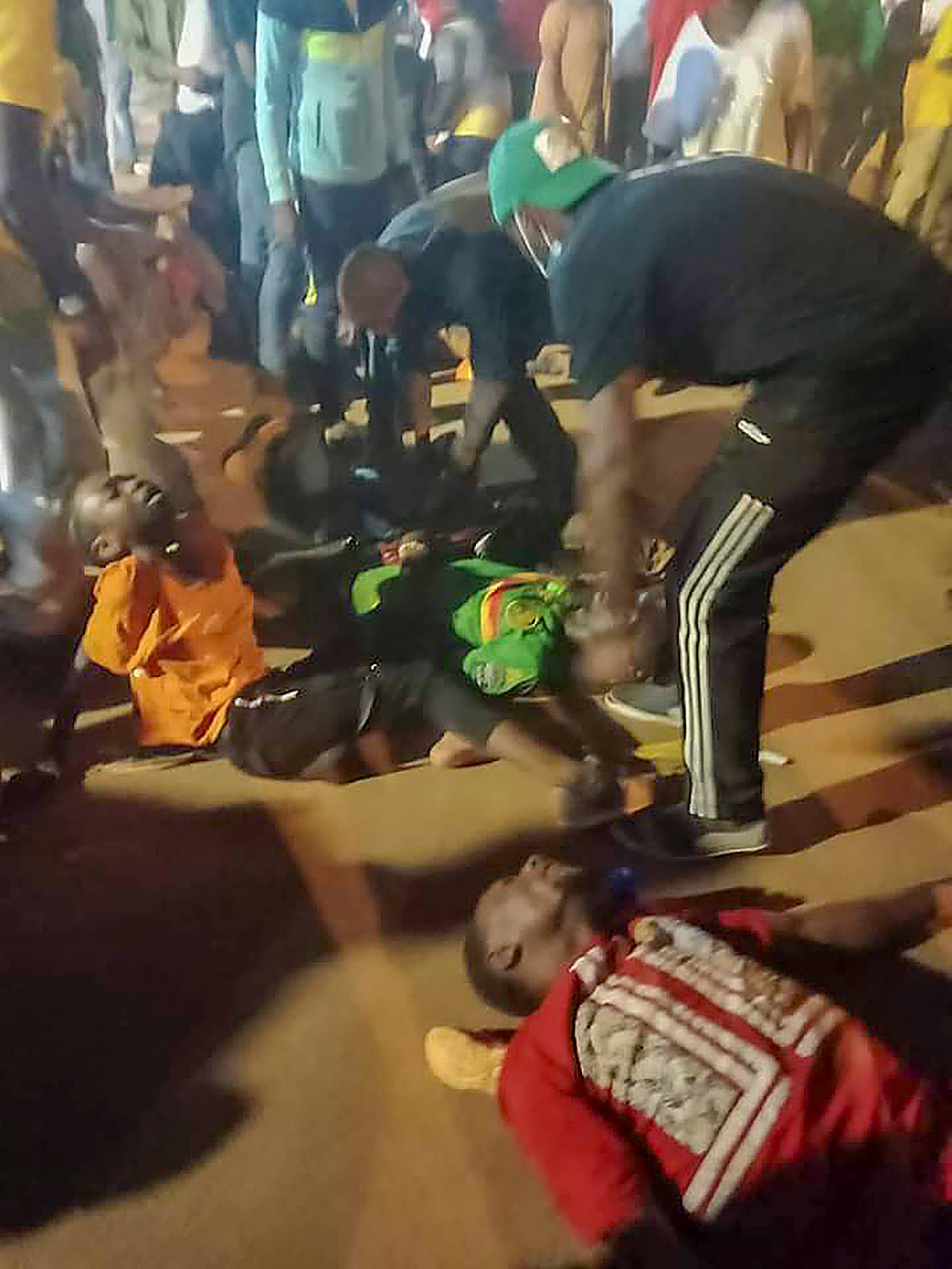喀麦隆／球场踩踏意外 至少8死数十伤