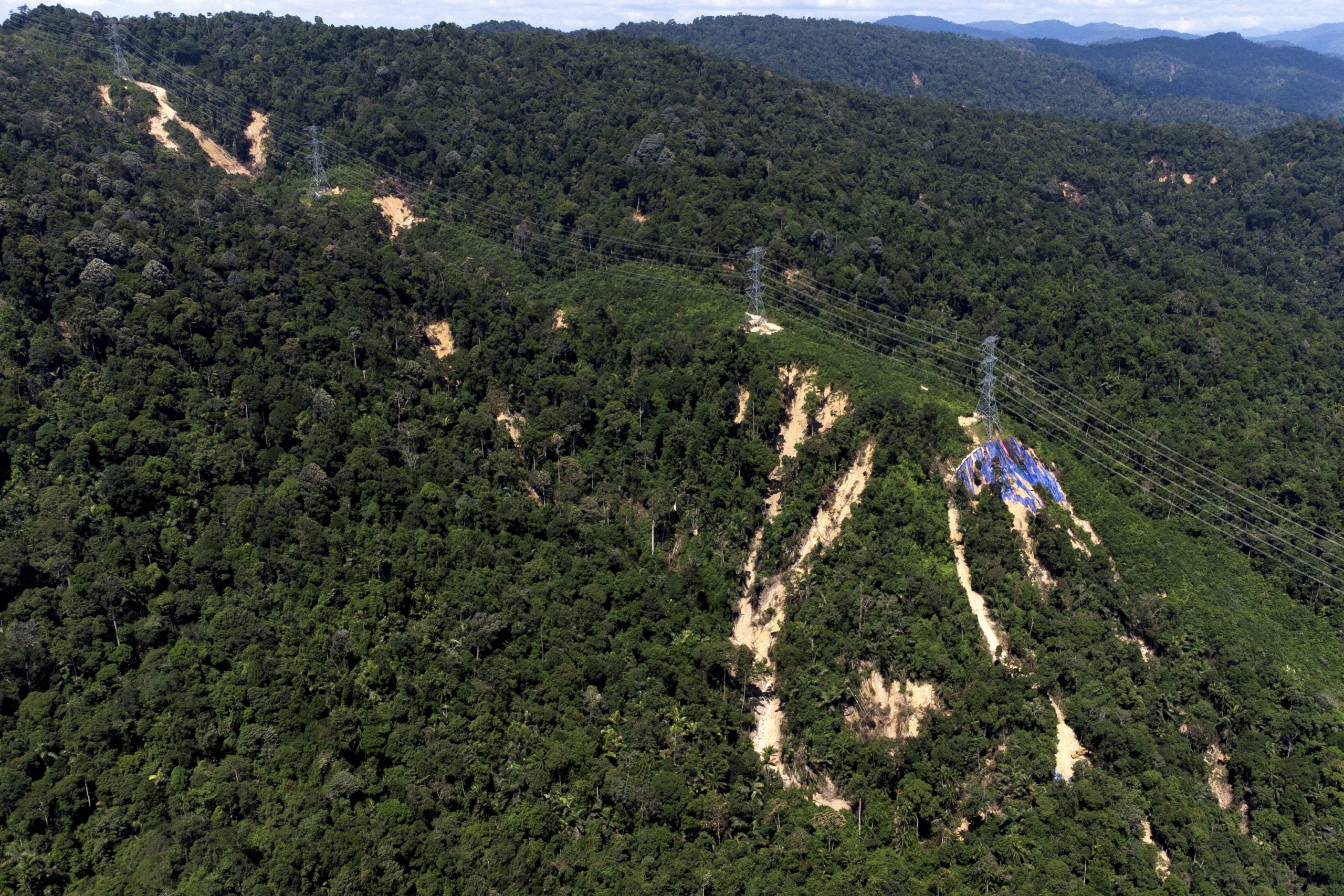 图与文：多依瀑布森林生态公园内的高压电缆附近发生了土崩