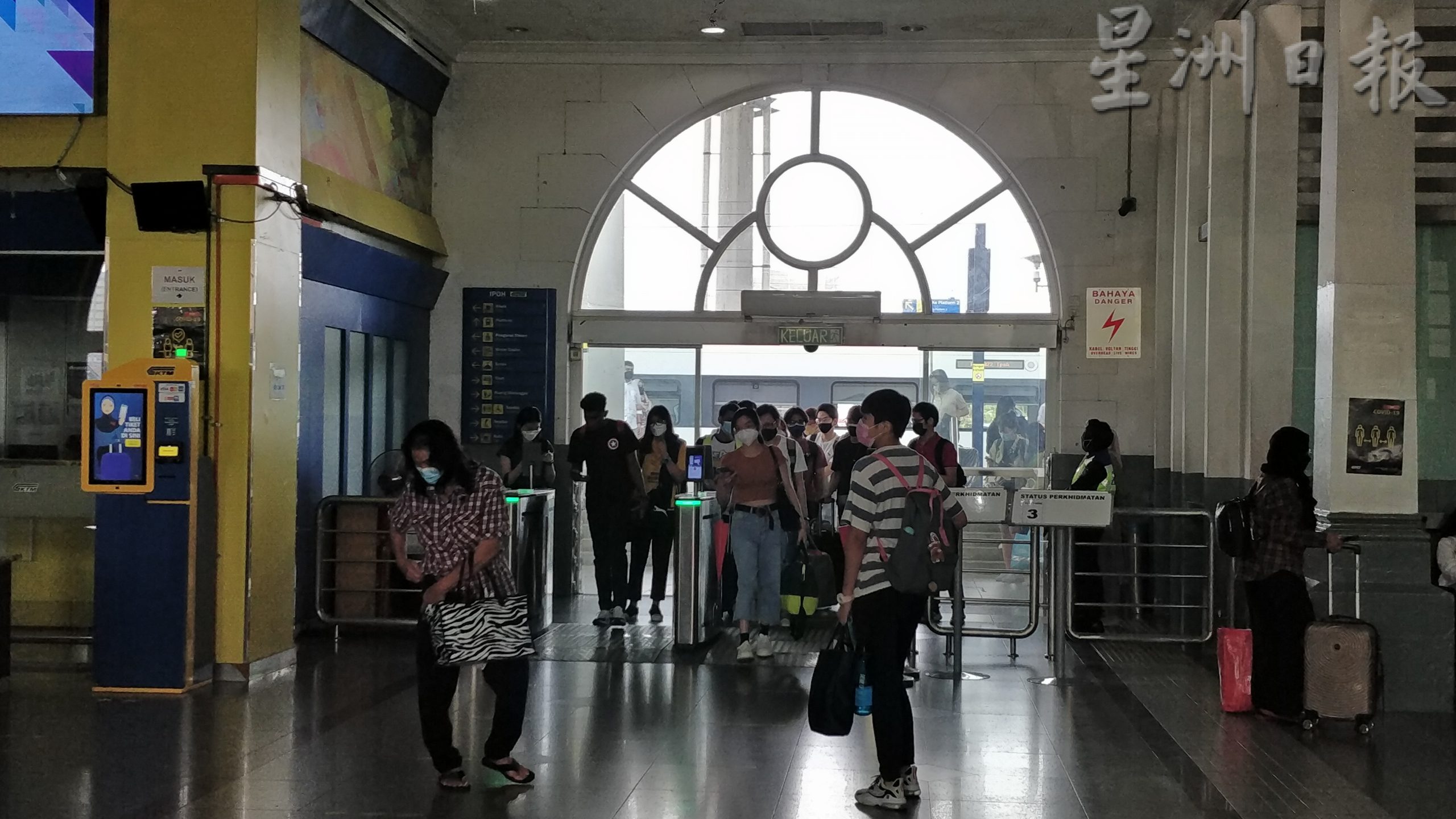 大霹雳时事焦点／机场火车站巴士站人头攒动 迎游子回乡热潮