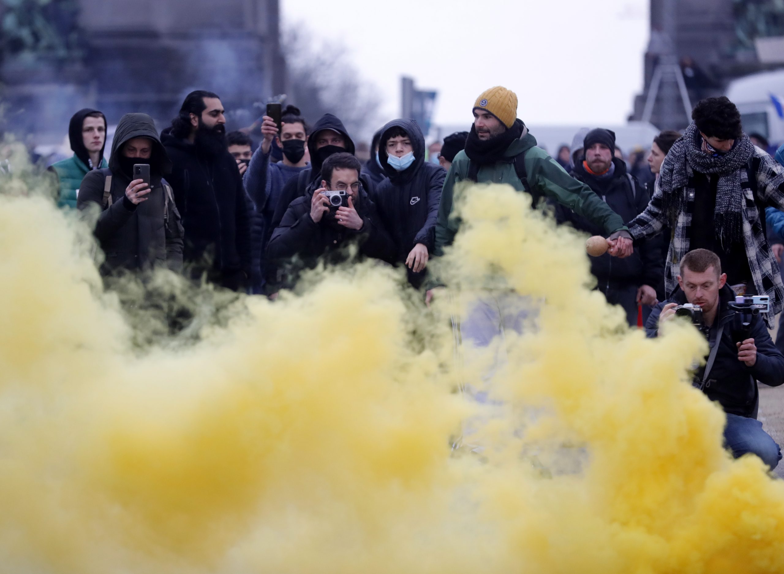天下事     比利时5万人上街抗议疫苗通行证 警射催泪气驱离