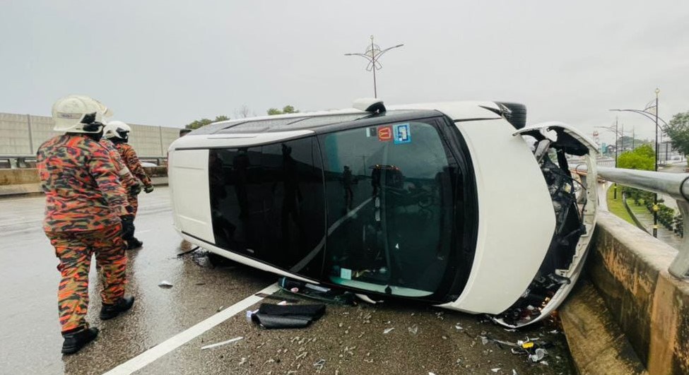 **已签发**柔：雨天路滑，2车相撞，休旅车翻覆，车内1妇女及男童事后送院治疗