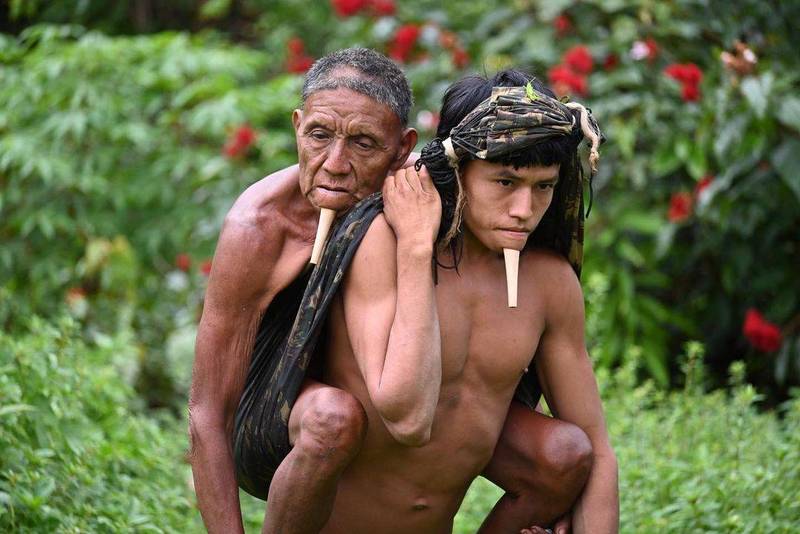 巴西／医师拍下鼻酸一幕！青年背父徒步12小时 穿越雨林打疫苗
