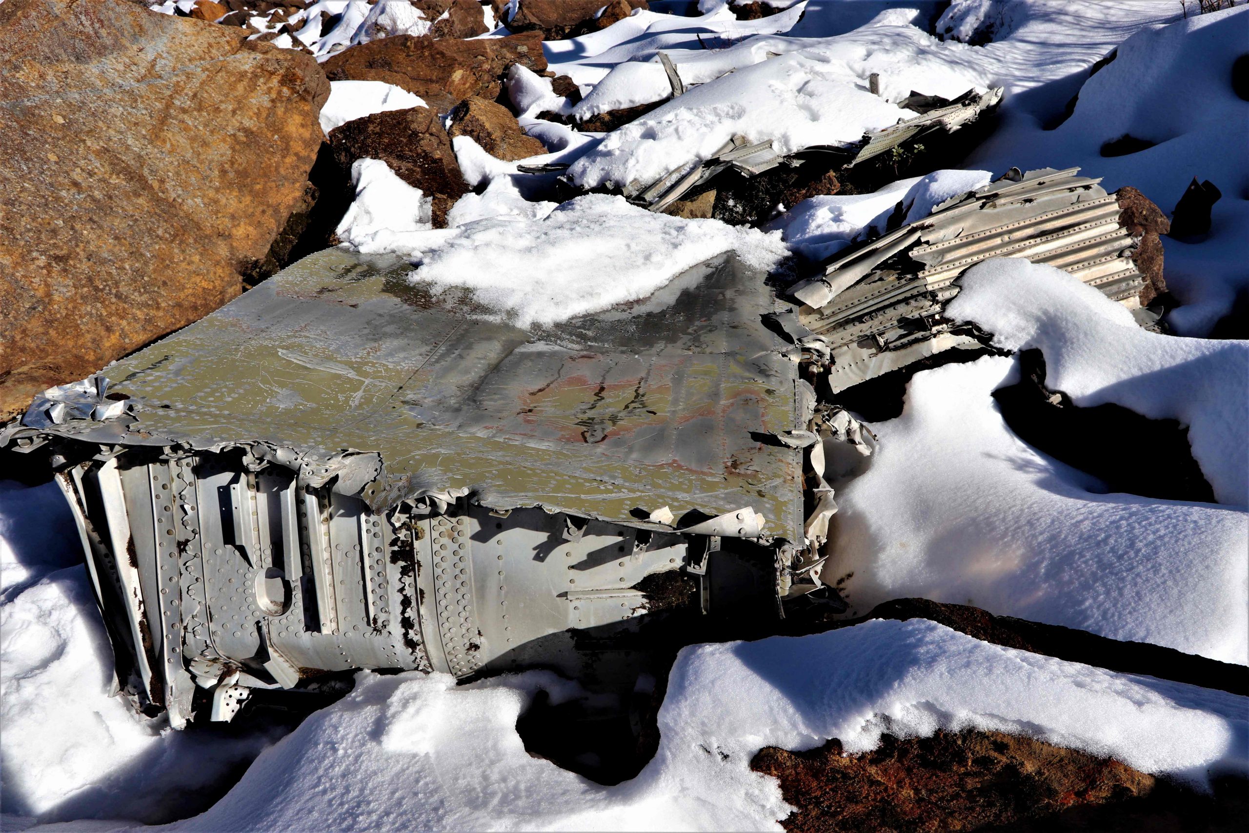 拼盘 2图  喜马拉雅山上 寻获二战飞机残骸