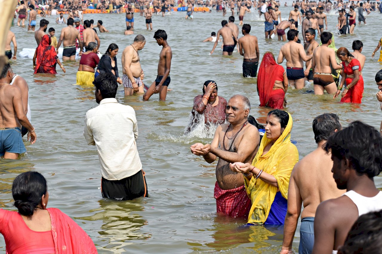 无惧冠病 印度将有百万人涌入恒河圣浴