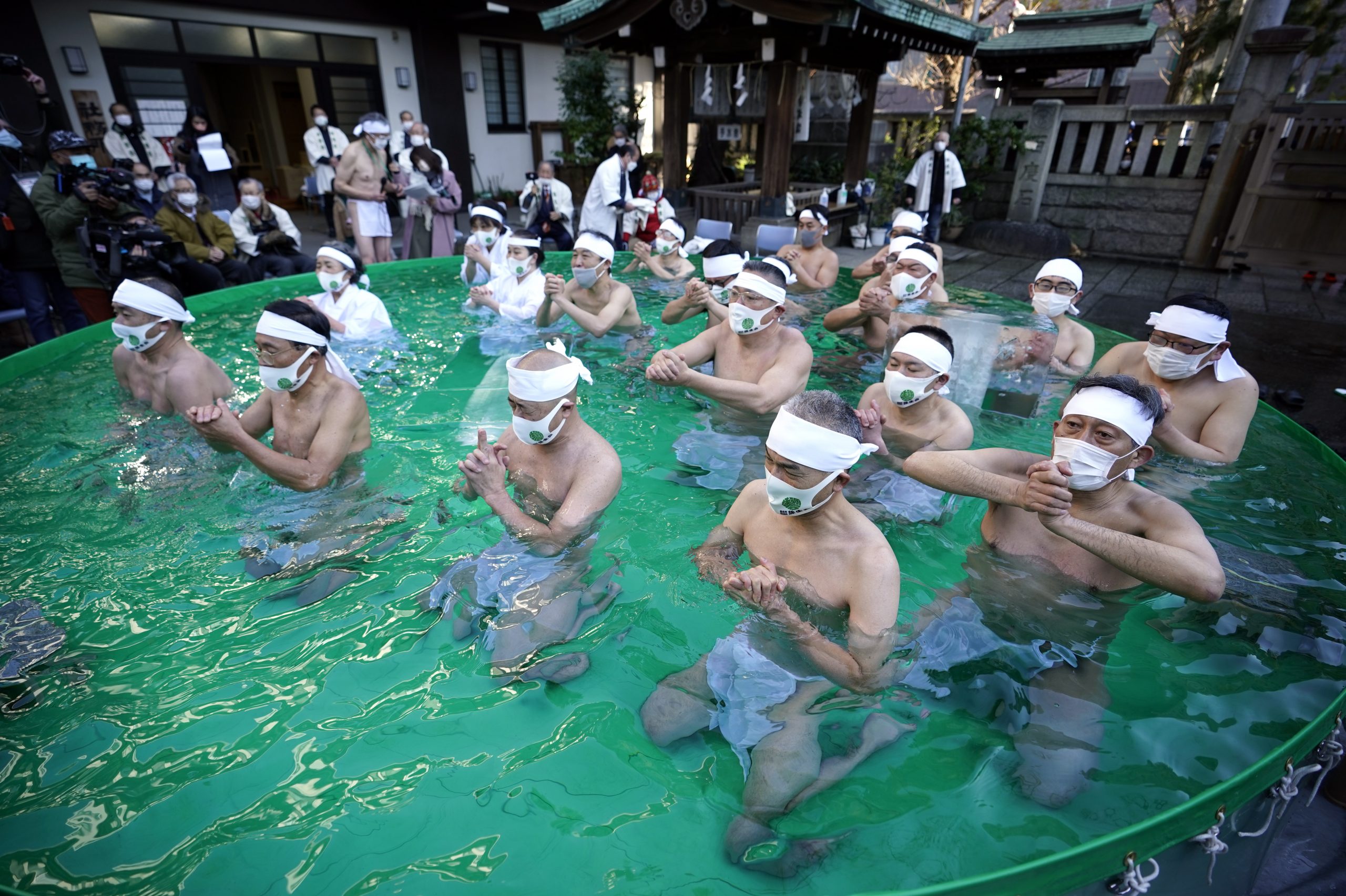 日本习俗迎新年泡冰浴　祈愿心灵净化去除厄运