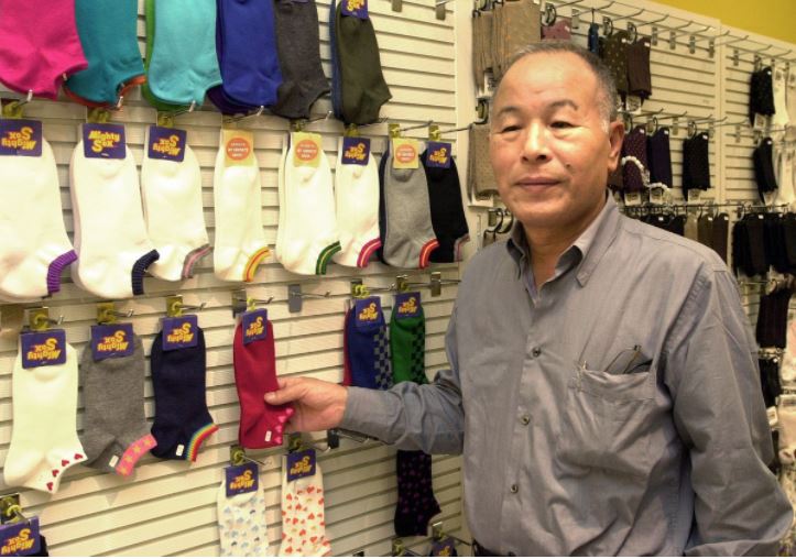 日本袜子连锁店靴下屋创办人夫妇 穿越马路遭小货车撞死