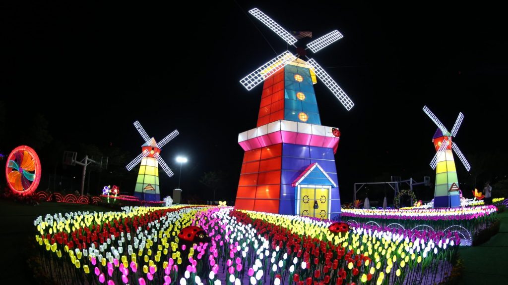 52尺高风车 7900盏郁金香和玫瑰灯  新马寺“荷兰风情”迎春
